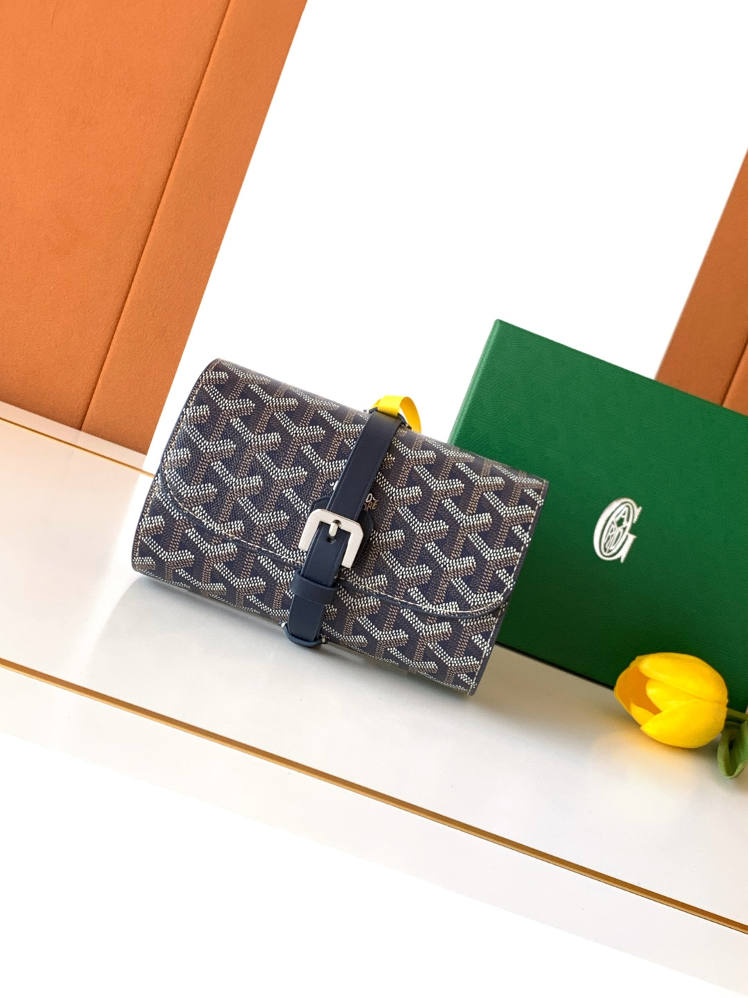 Goyard 2只装腕表盒腕表盒采用皮革和 GOYARDINE 帆布制成 灵感源于19世纪和20世纪特有的旅行艺术