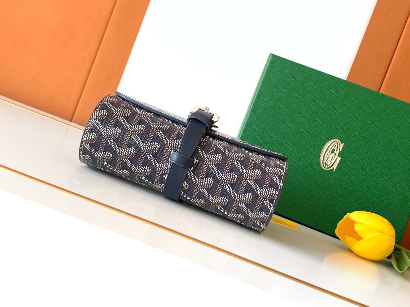 Goyard 2只装腕表盒腕表盒采用皮革和 GOYARDINE 帆布制成 灵感源于19世纪和20世纪特有的旅行艺术