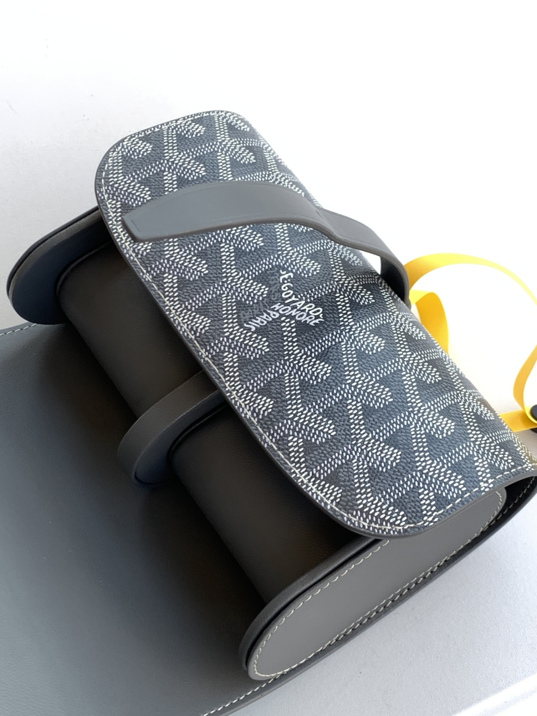 Goyard 2只装腕表盒腕表盒采用皮革和 GOYARDINE 帆布制成 灵感源于19世纪和20世纪特有的旅行艺术