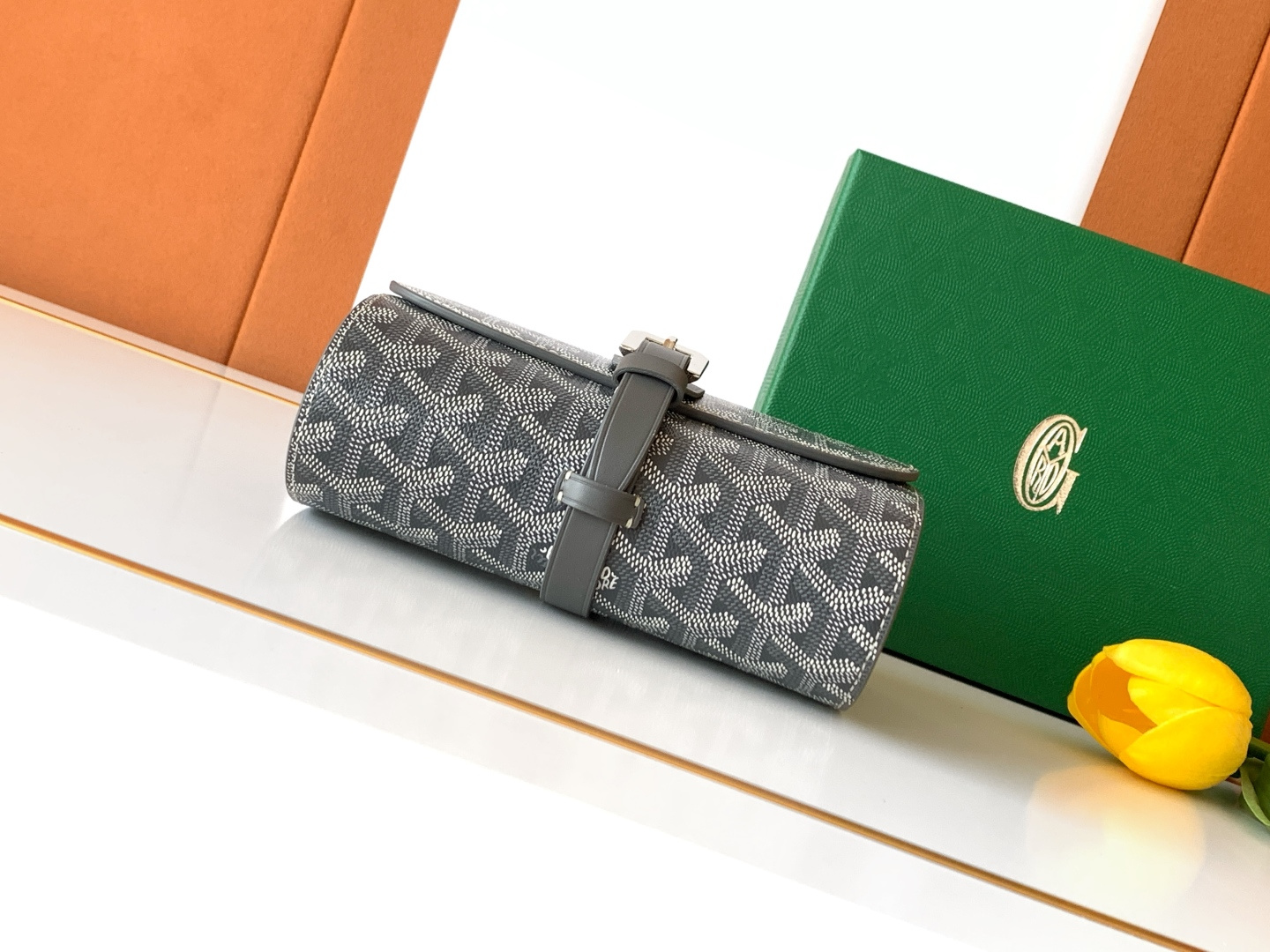 Goyard 2只装腕表盒腕表盒采用皮革和 GOYARDINE 帆布制成 灵感源于19世纪和20世纪特有的旅行艺术