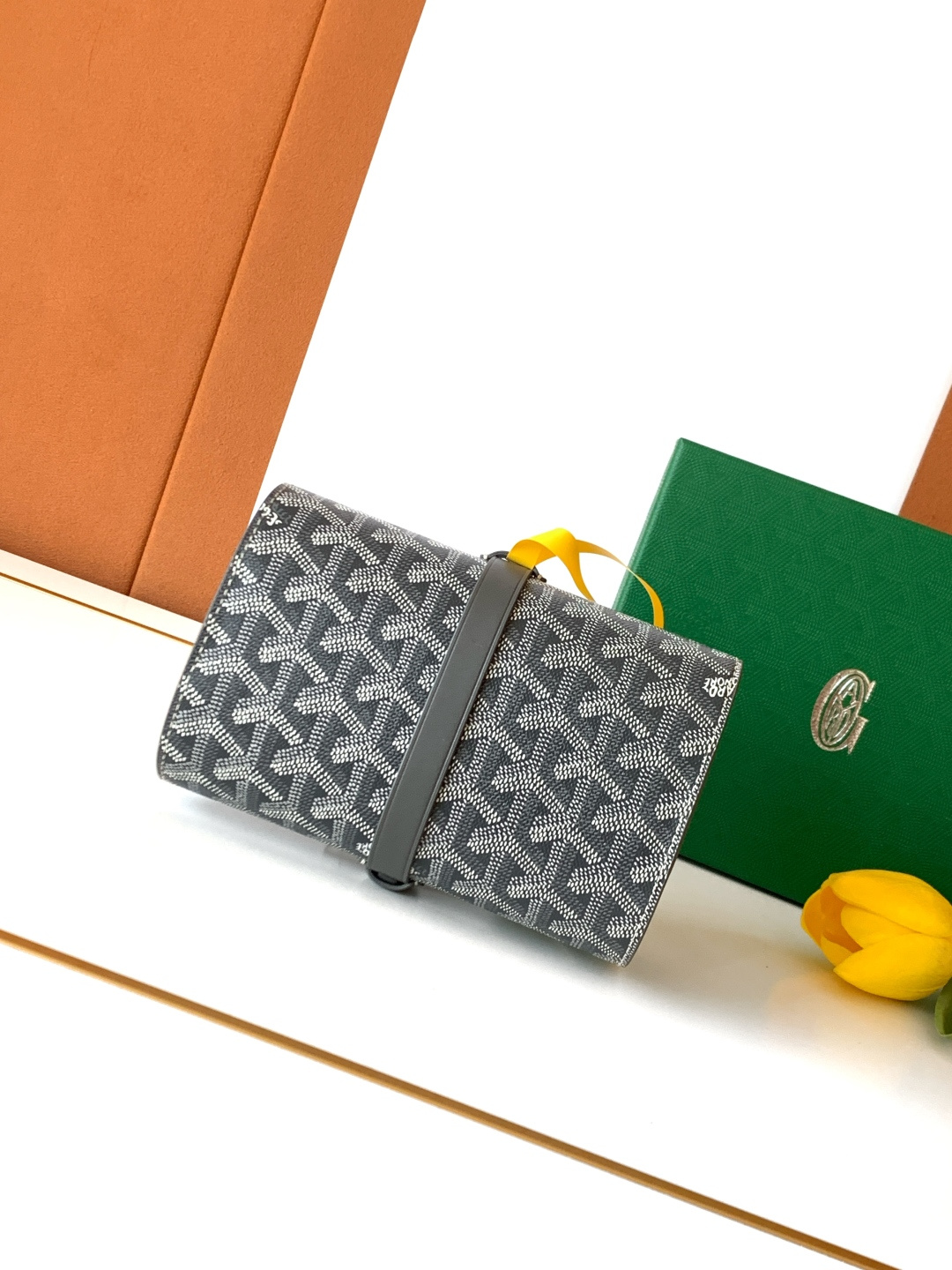 Goyard 2只装腕表盒腕表盒采用皮革和 GOYARDINE 帆布制成 灵感源于19世纪和20世纪特有的旅行艺术