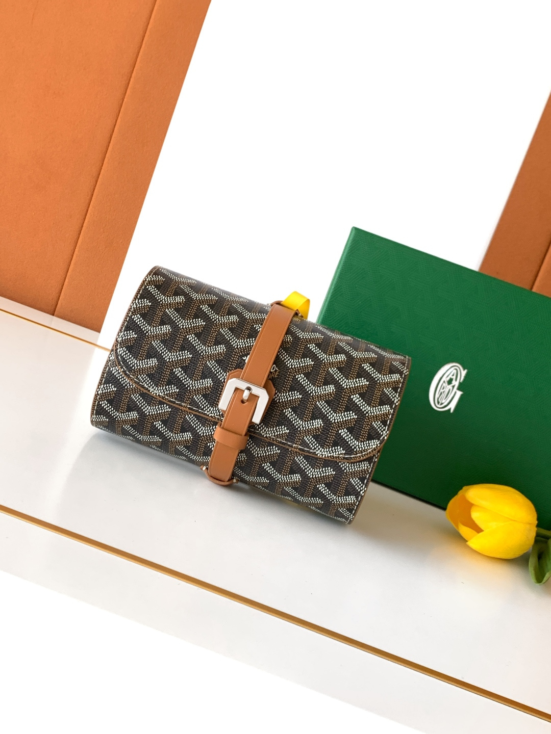 Goyard 2只装腕表盒腕表盒采用皮革和 GOYARDINE 帆布制成 灵感源于19世纪和20世纪特有的旅行艺术