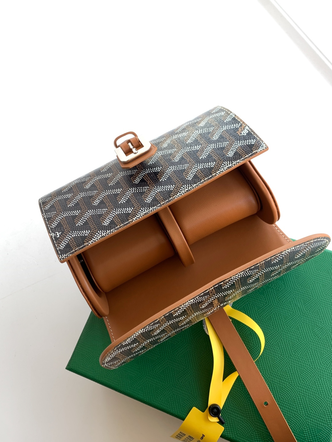 Goyard 2只装腕表盒腕表盒采用皮革和 GOYARDINE 帆布制成 灵感源于19世纪和20世纪特有的旅行艺术