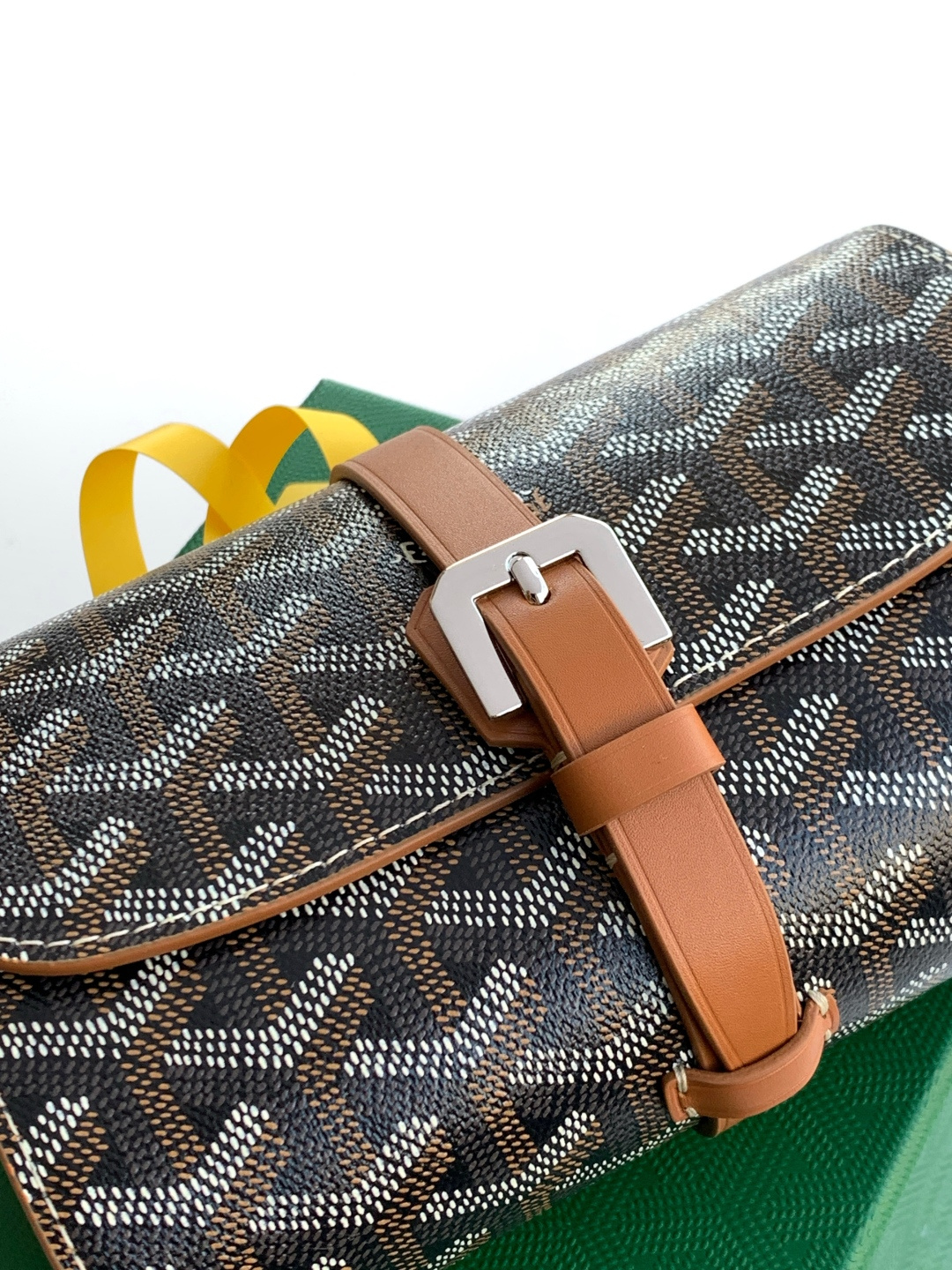 Goyard 2只装腕表盒腕表盒采用皮革和 GOYARDINE 帆布制成 灵感源于19世纪和20世纪特有的旅行艺术