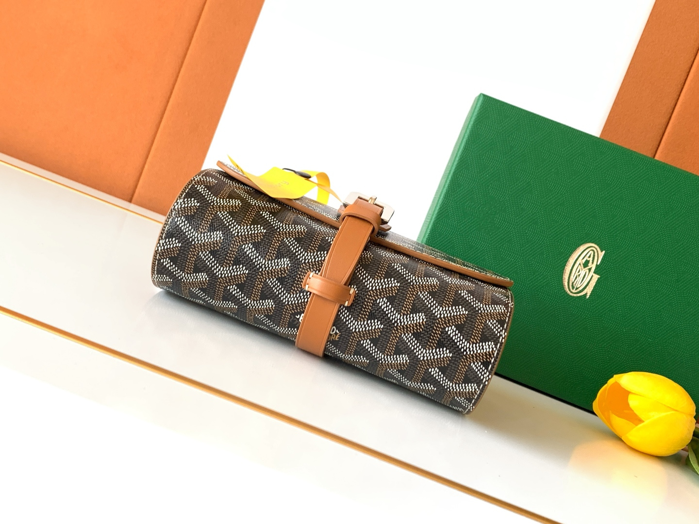 Goyard 2只装腕表盒腕表盒采用皮革和 GOYARDINE 帆布制成 灵感源于19世纪和20世纪特有的旅行艺术