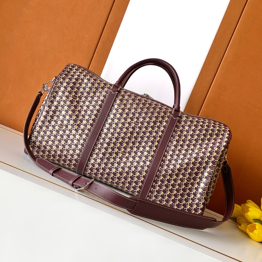 Goyard 48小时的《M》旅行包是周末长途旅行必需品的完美选择 他可以轻松地装进所有旅行的 品