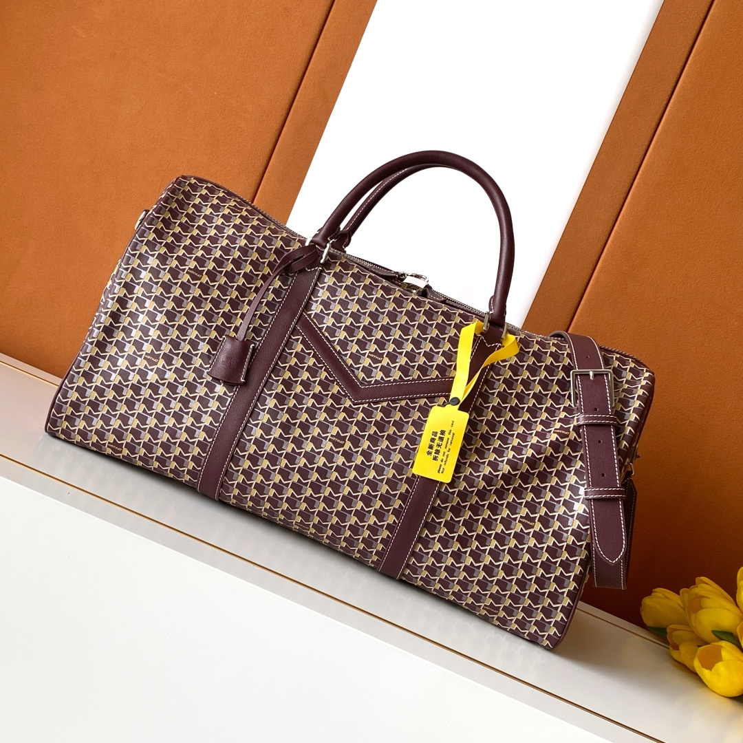 Goyard 48小时的《M》旅行包是周末长途旅行必需品的完美选择 他可以轻松地装进所有旅行的 品