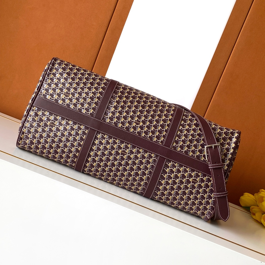 Goyard 48小时的《M》旅行包是周末长途旅行必需品的完美选择 他可以轻松地装进所有旅行的 品