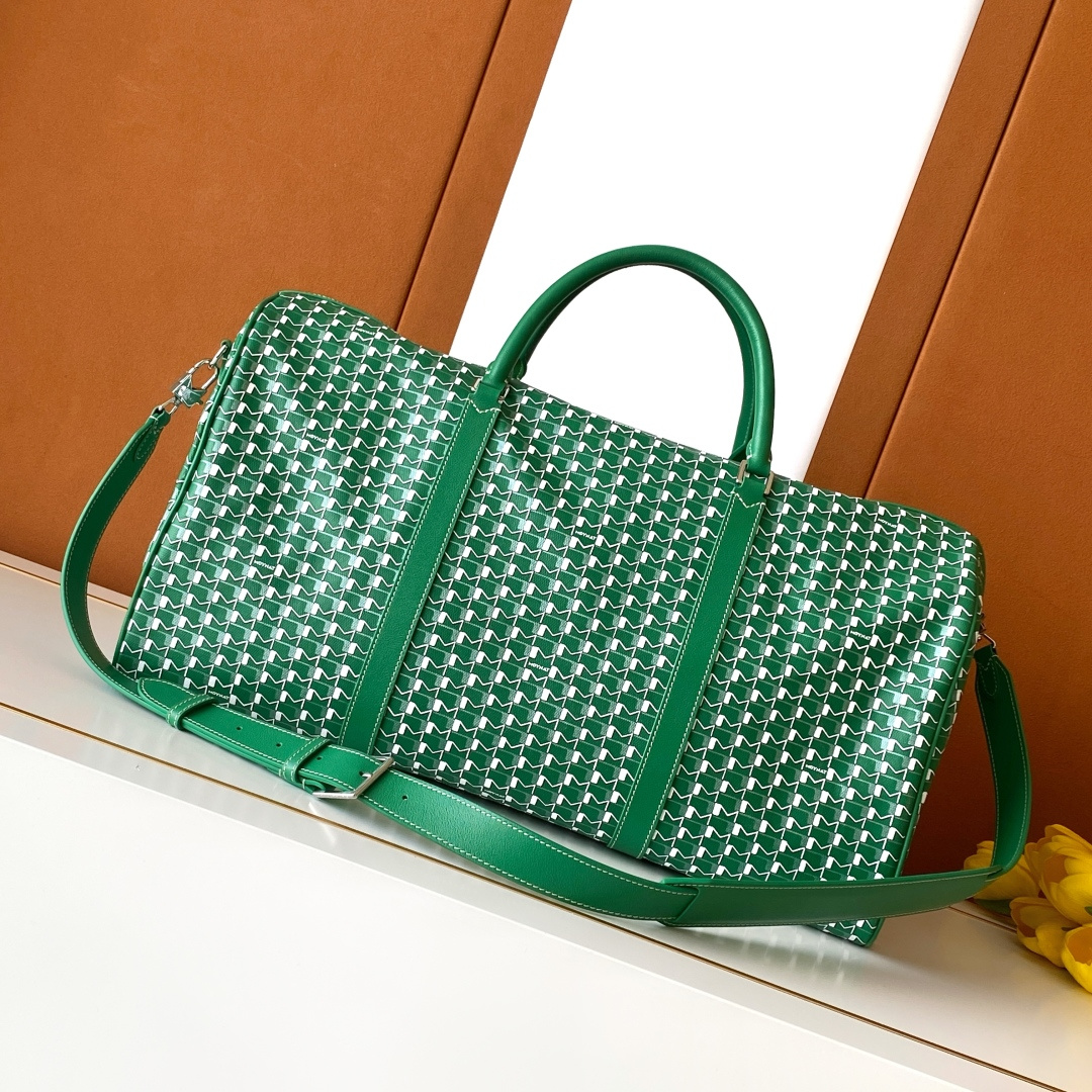 Goyard 48小时的《M》旅行包是周末长途旅行必需品的完美选择 他可以轻松地装进所有旅行的 品