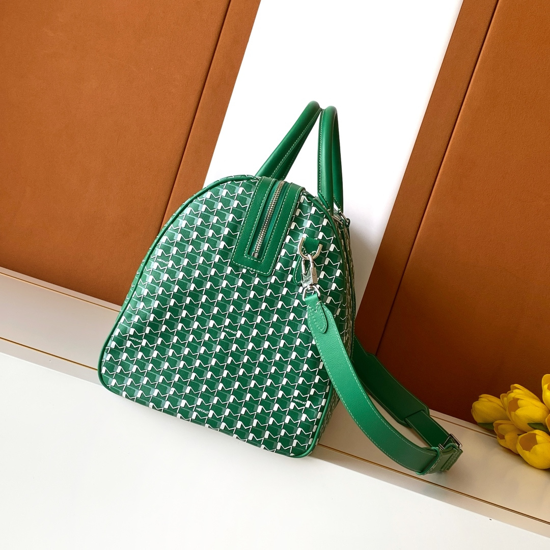 Goyard 48小时的《M》旅行包是周末长途旅行必需品的完美选择 他可以轻松地装进所有旅行的 品