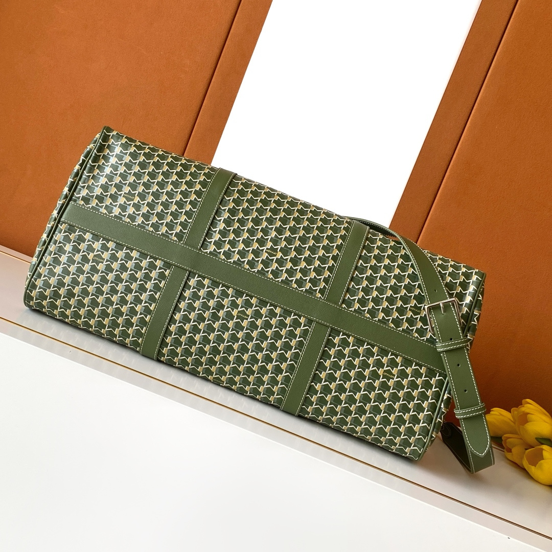 Goyard 48小时的《M》旅行包是周末长途旅行必需品的完美选择 他可以轻松地装进所有旅行的 品