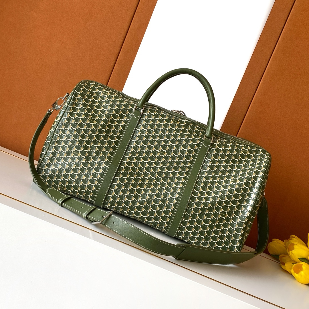 Goyard 48小时的《M》旅行包是周末长途旅行必需品的完美选择 他可以轻松地装进所有旅行的 品