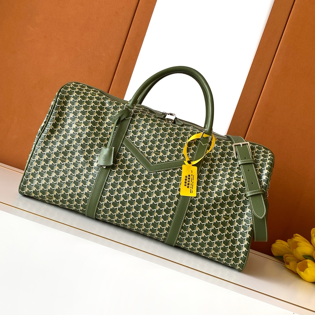 Goyard 48小时的《M》旅行包是周末长途旅行必需品的完美选择 他可以轻松地装进所有旅行的 品
