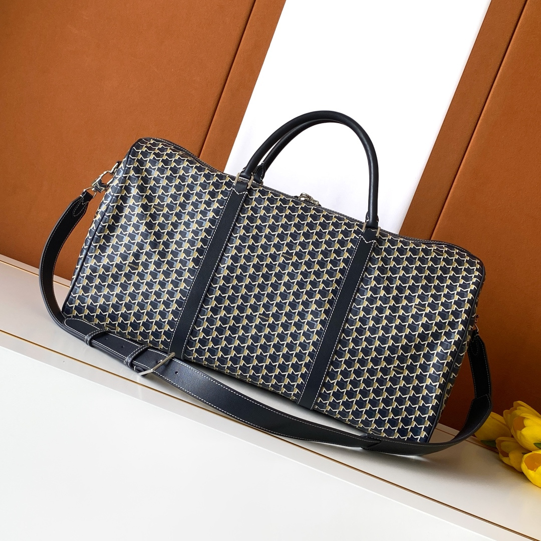 Goyard 48小时的《M》旅行包是周末长途旅行必需品的完美选择 他可以轻松地装进所有旅行的 品