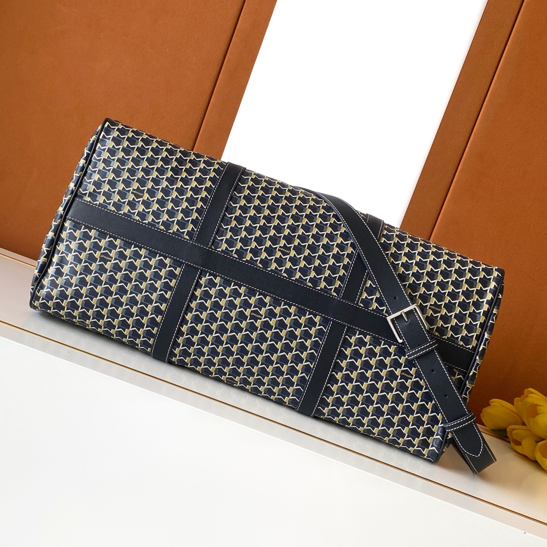 Goyard 48小时的《M》旅行包是周末长途旅行必需品的完美选择 他可以轻松地装进所有旅行的 品