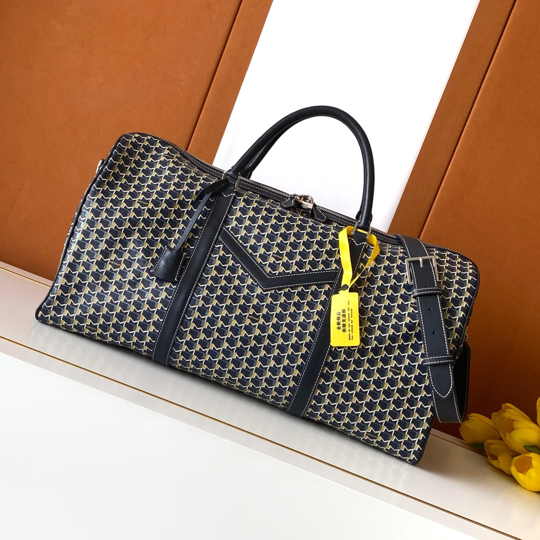 Goyard 48小时的《M》旅行包是周末长途旅行必需品的完美选择 他可以轻松地装进所有旅行的 品