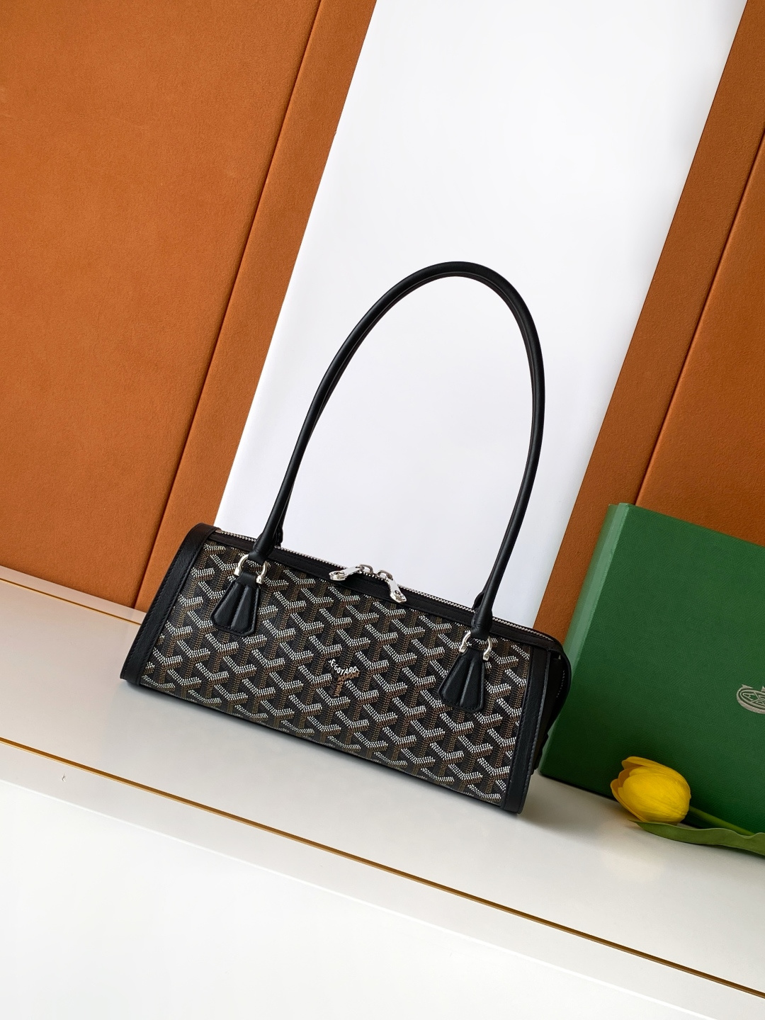Goyard BONBONNIERE 包袋兼具低调又张扬的特质 其醒目的梯形廓形与贴合手型的修长皮革提手相得益彰