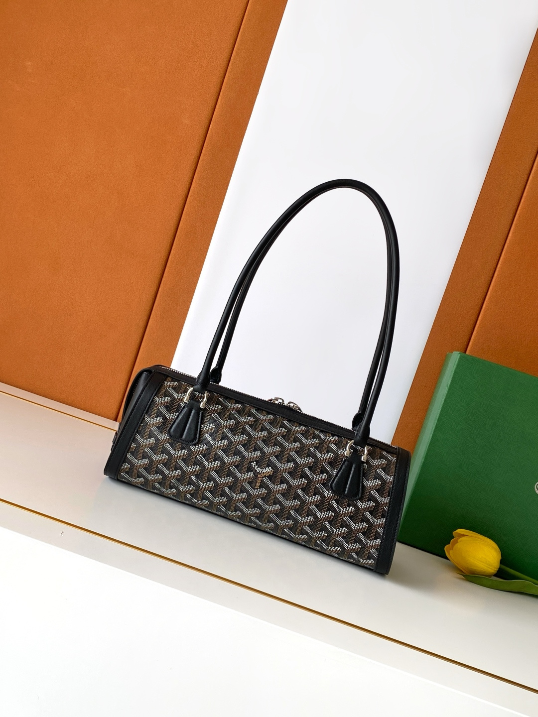 Goyard BONBONNIERE 包袋兼具低调又张扬的特质 其醒目的梯形廓形与贴合手型的修长皮革提手相得益彰