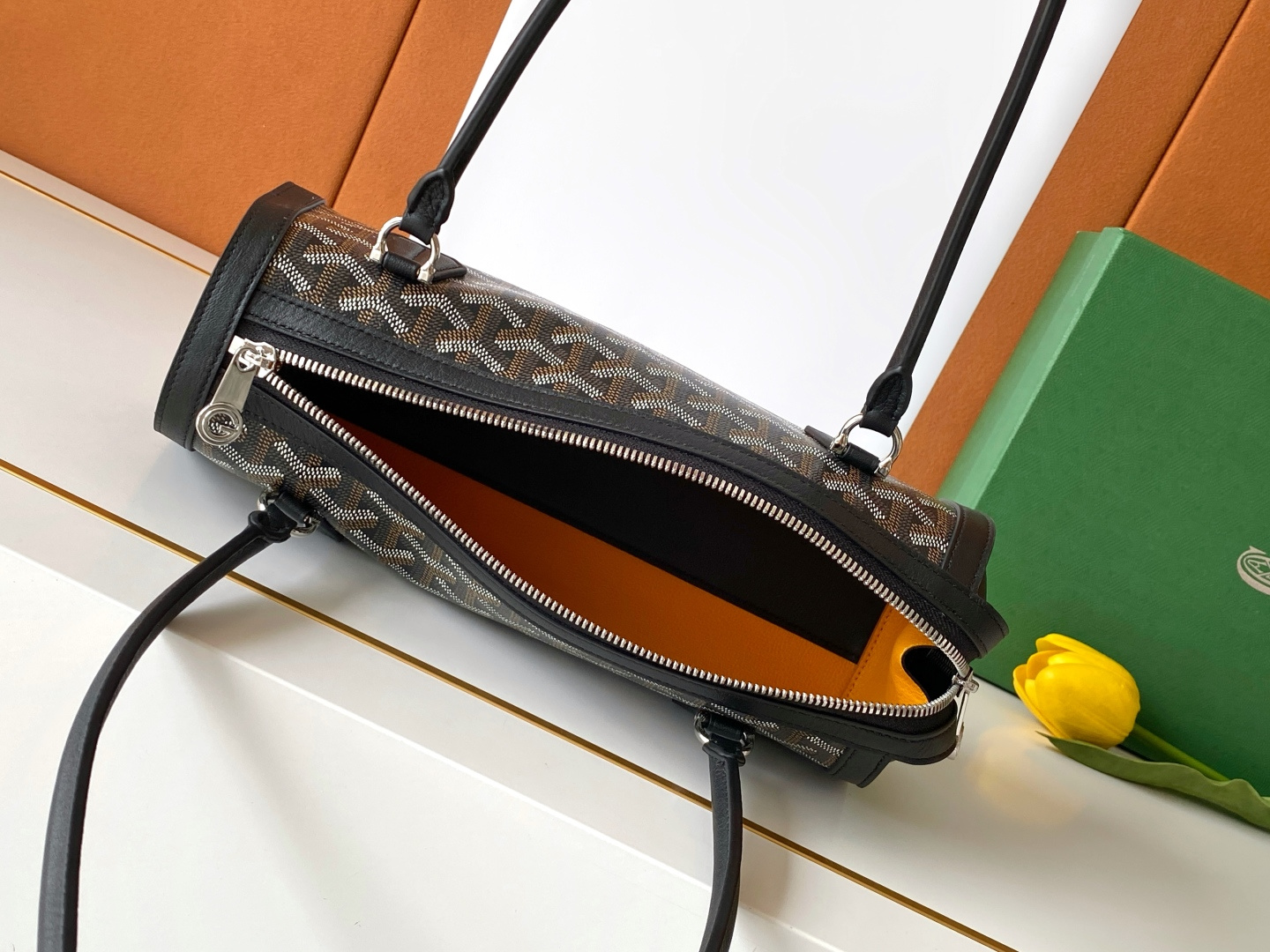 Goyard BONBONNIERE 包袋兼具低调又张扬的特质 其醒目的梯形廓形与贴合手型的修长皮革提手相得益彰
