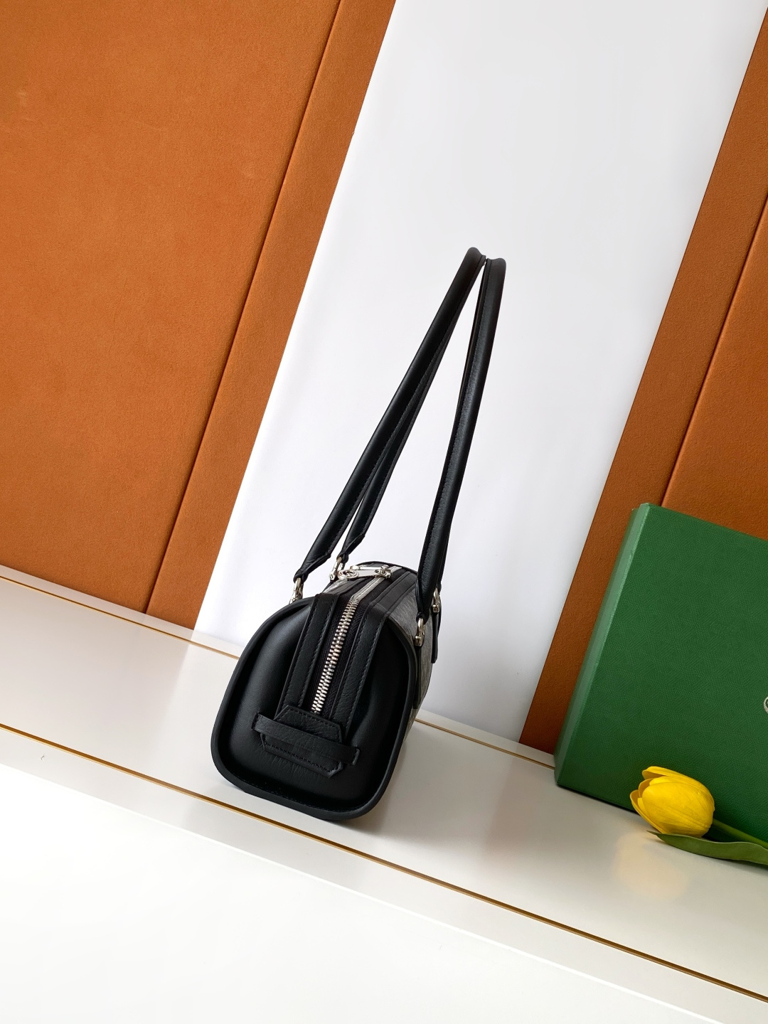 Goyard BONBONNIERE 包袋兼具低调又张扬的特质 其醒目的梯形廓形与贴合手型的修长皮革提手相得益彰