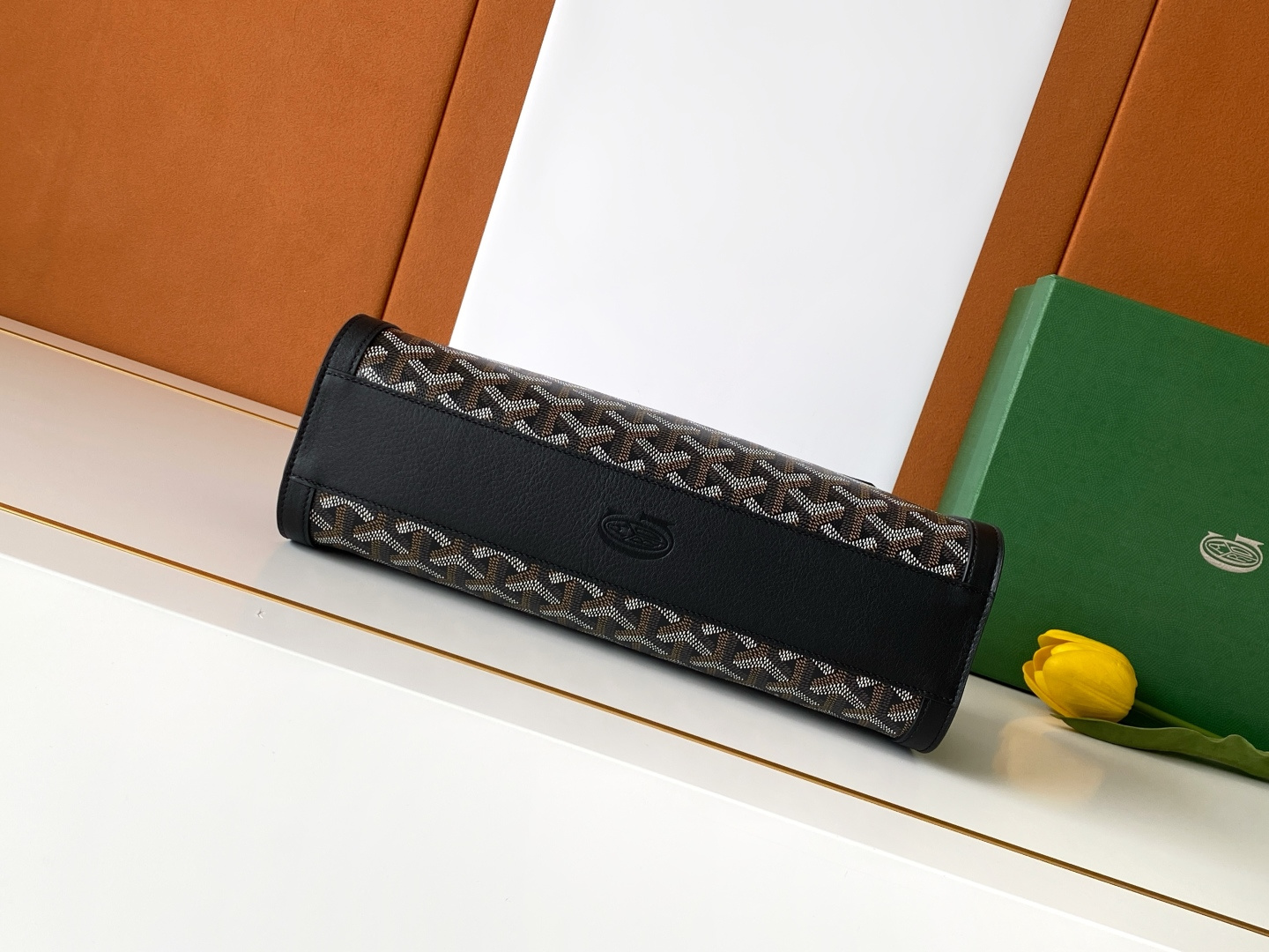 Goyard BONBONNIERE 包袋兼具低调又张扬的特质 其醒目的梯形廓形与贴合手型的修长皮革提手相得益彰