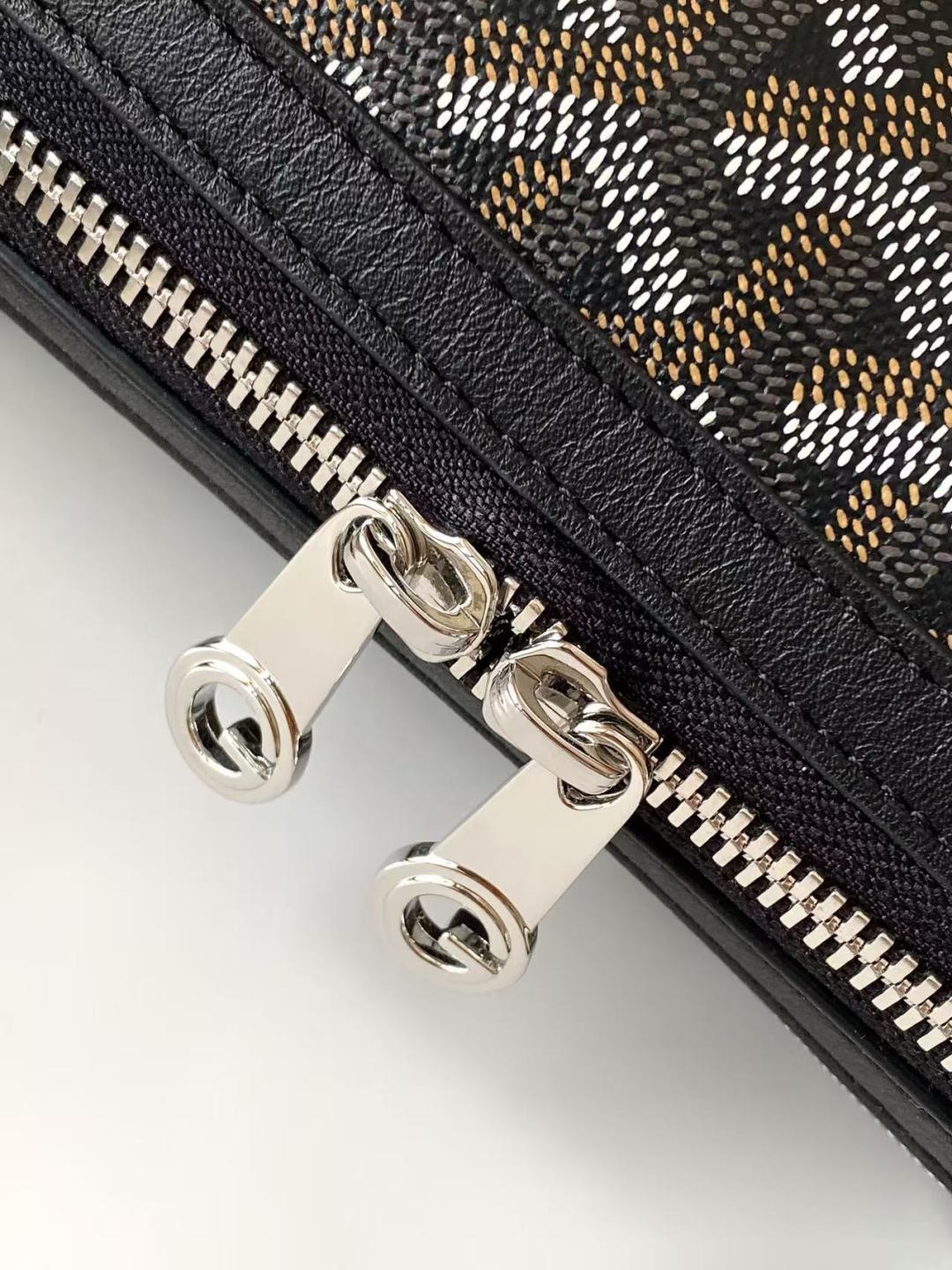 Goyard BONBONNIERE 包袋兼具低调又张扬的特质 其醒目的梯形廓形与贴合手型的修长皮革提手相得益彰