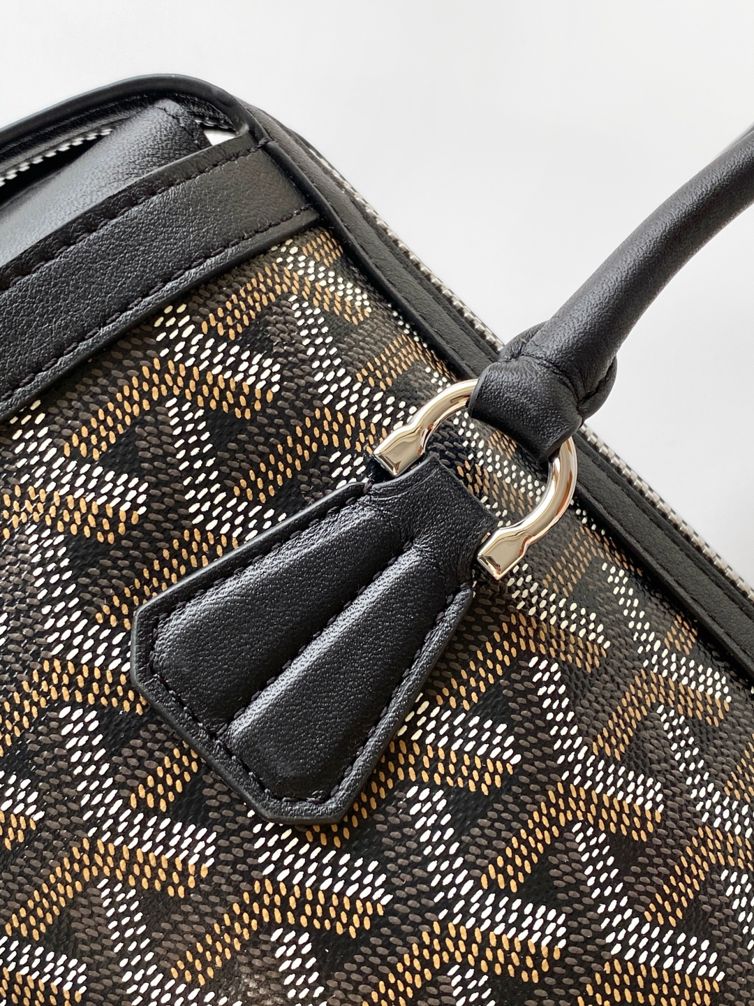 Goyard BONBONNIERE 包袋兼具低调又张扬的特质 其醒目的梯形廓形与贴合手型的修长皮革提手相得益彰