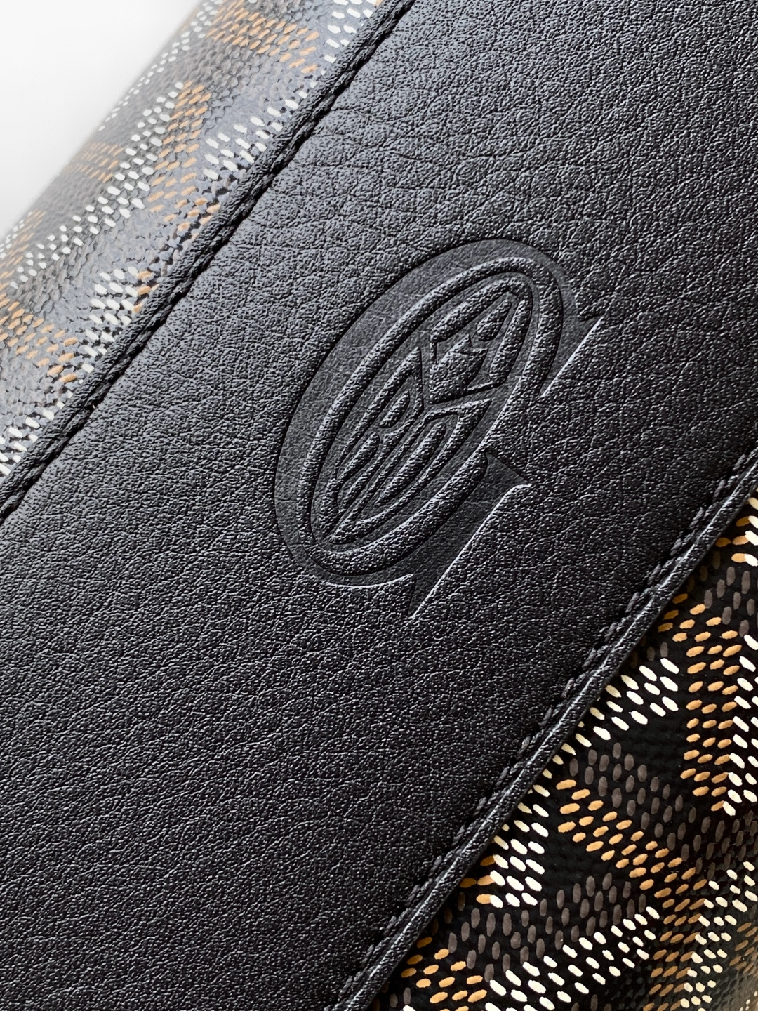 Goyard BONBONNIERE 包袋兼具低调又张扬的特质 其醒目的梯形廓形与贴合手型的修长皮革提手相得益彰