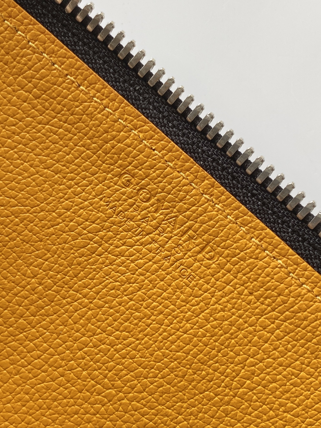 Goyard BONBONNIERE 包袋兼具低调又张扬的特质 其醒目的梯形廓形与贴合手型的修长皮革提手相得益彰