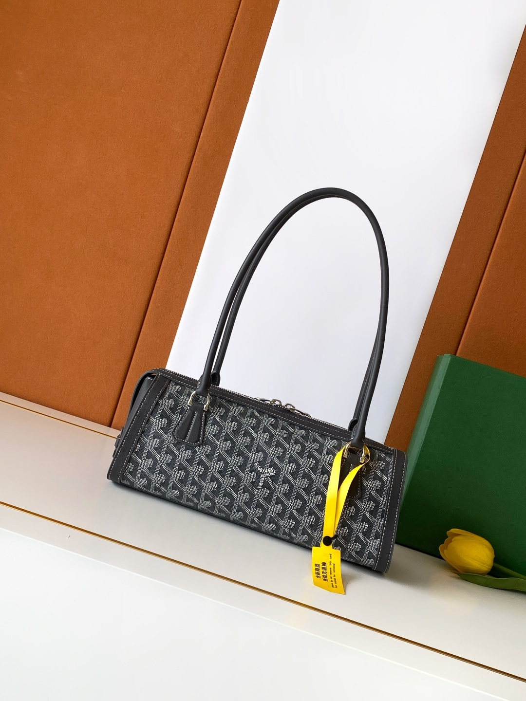 Goyard BONBONNIERE 包袋兼具低调又张扬的特质 其醒目的梯形廓形与贴合手型的修长皮革提手相得益彰