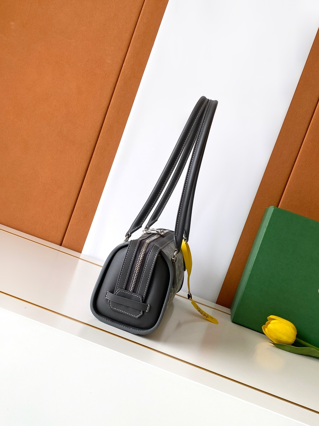 Goyard BONBONNIERE 包袋兼具低调又张扬的特质 其醒目的梯形廓形与贴合手型的修长皮革提手相得益彰