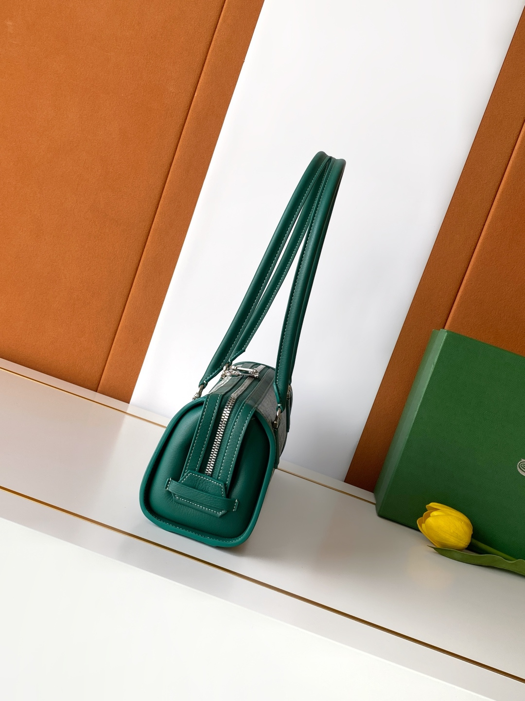 Goyard BONBONNIERE 包袋兼具低调又张扬的特质 其醒目的梯形廓形与贴合手型的修长皮革提手相得益彰