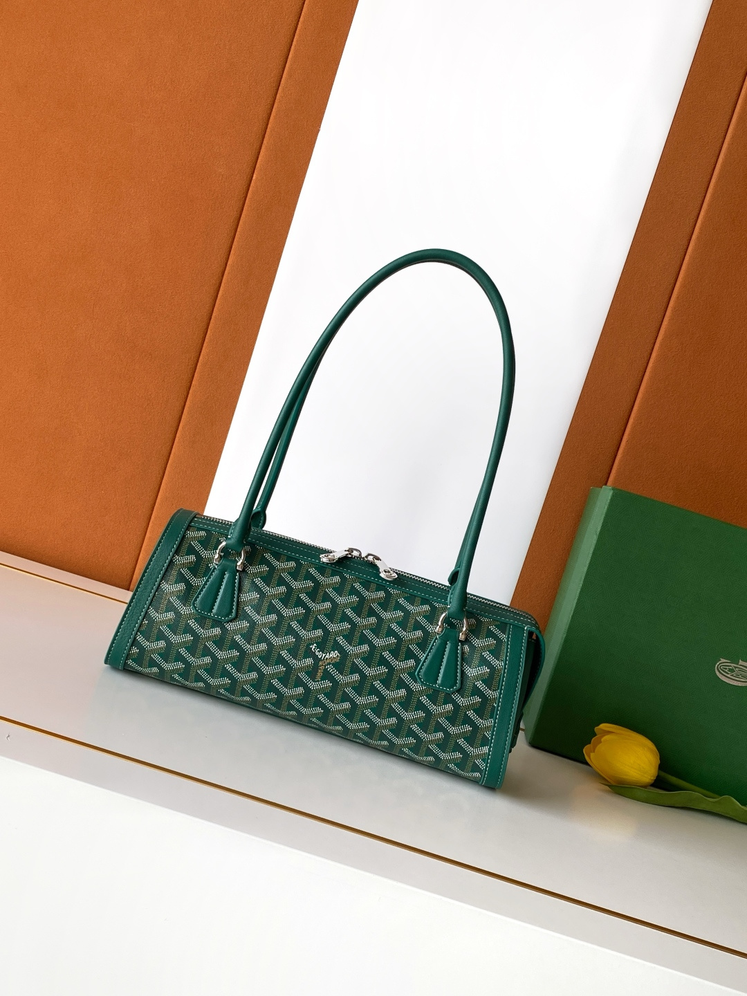 Goyard BONBONNIERE 包袋兼具低调又张扬的特质 其醒目的梯形廓形与贴合手型的修长皮革提手相得益彰
