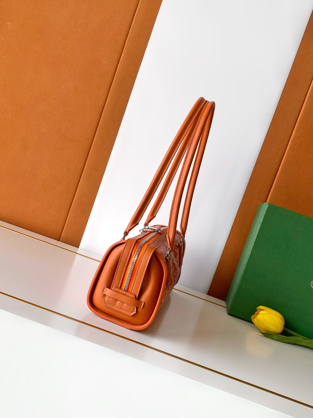 Goyard BONBONNIERE 包袋兼具低调又张扬的特质 其醒目的梯形廓形与贴合手型的修长皮革提手相得益彰