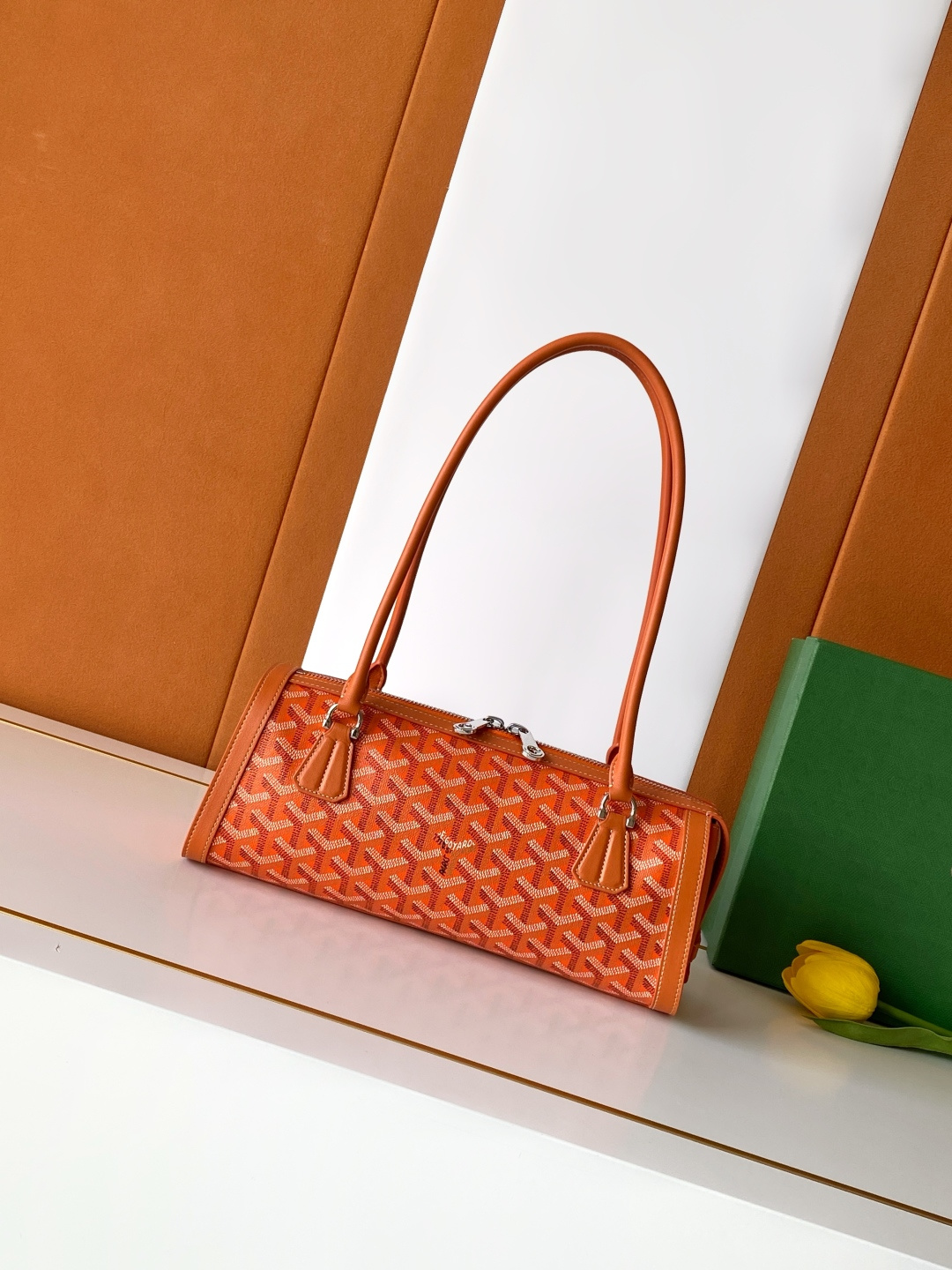 Goyard BONBONNIERE 包袋兼具低调又张扬的特质 其醒目的梯形廓形与贴合手型的修长皮革提手相得益彰