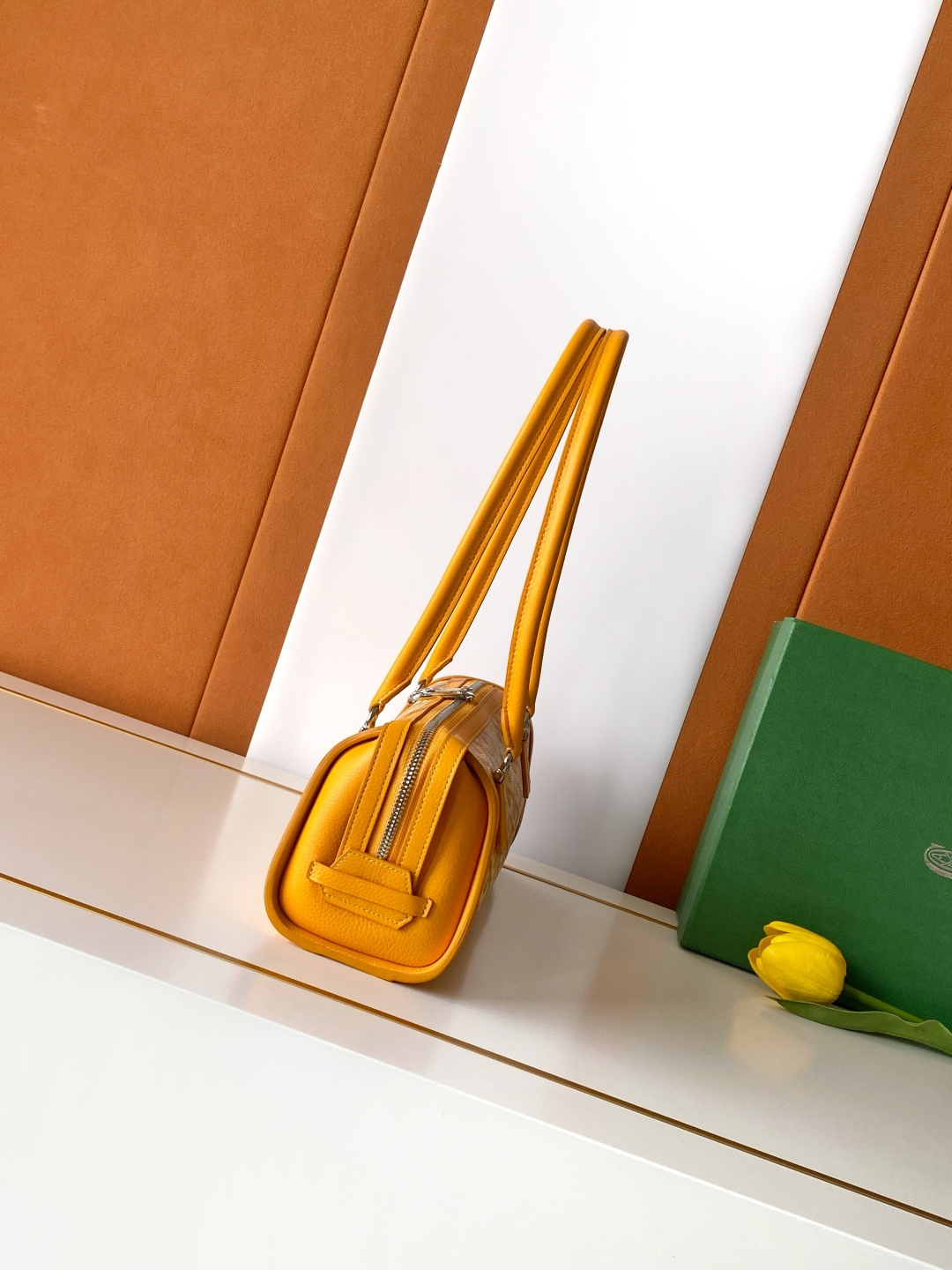 Goyard BONBONNIERE 包袋兼具低调又张扬的特质 其醒目的梯形廓形与贴合手型的修长皮革提手相得益彰