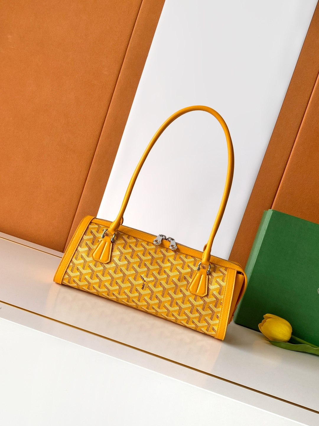 Goyard BONBONNIERE 包袋兼具低调又张扬的特质 其醒目的梯形廓形与贴合手型的修长皮革提手相得益彰
