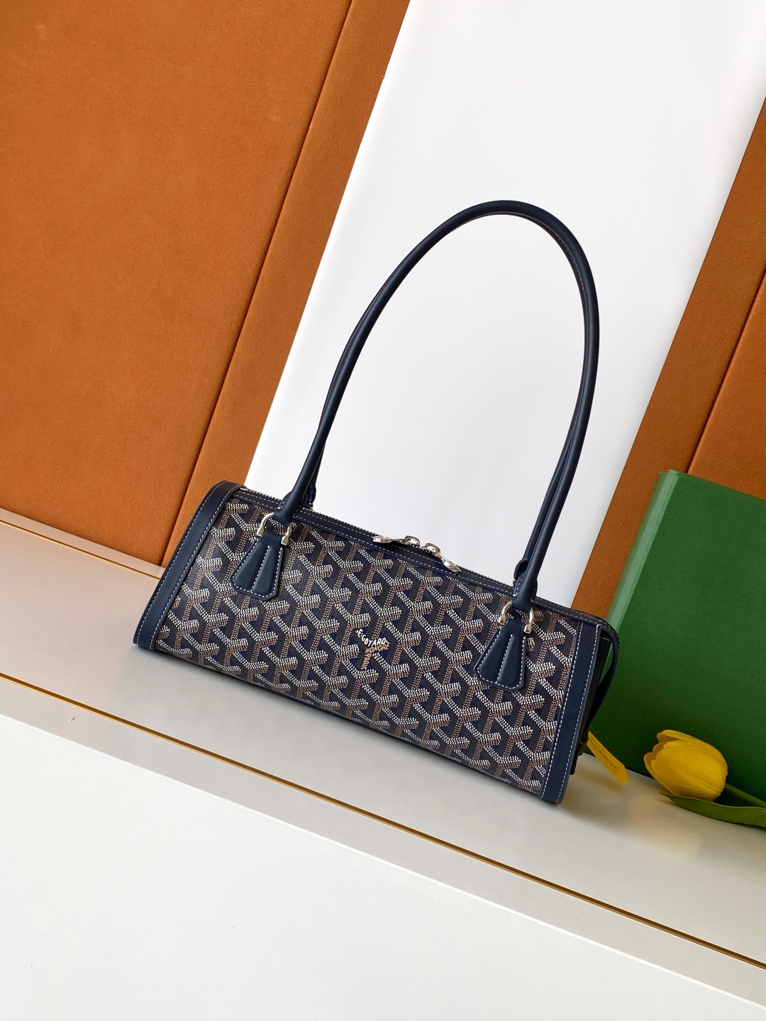Goyard BONBONNIERE 包袋兼具低调又张扬的特质 其醒目的梯形廓形与贴合手型的修长皮革提手相得益彰