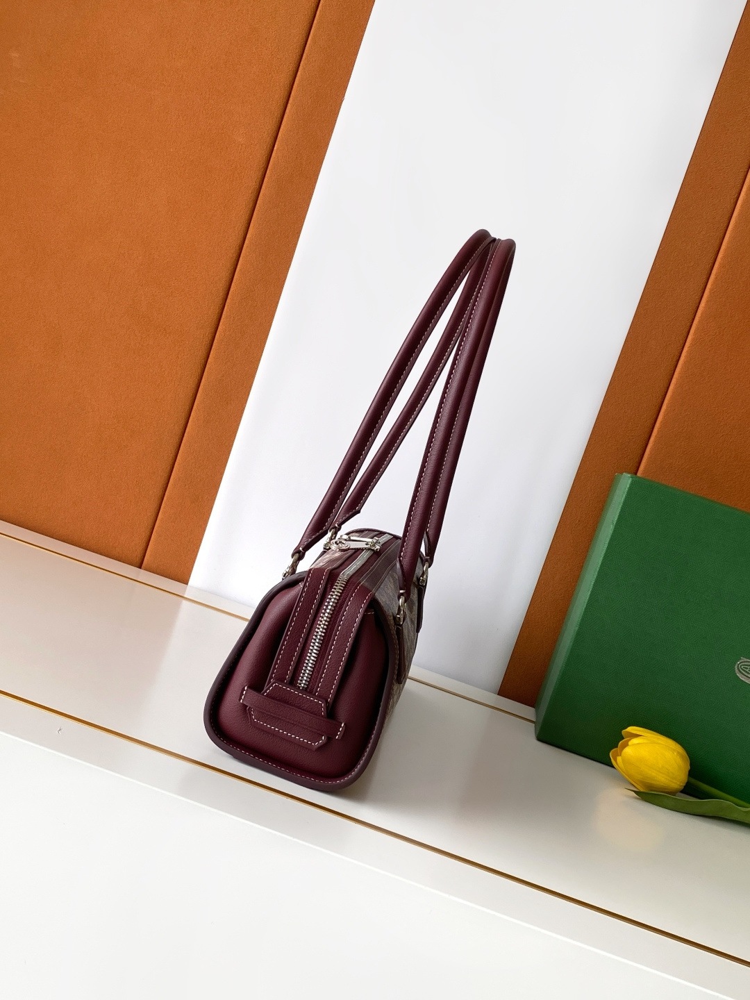 Goyard BONBONNIERE 包袋兼具低调又张扬的特质 其醒目的梯形廓形与贴合手型的修长皮革提手相得益彰