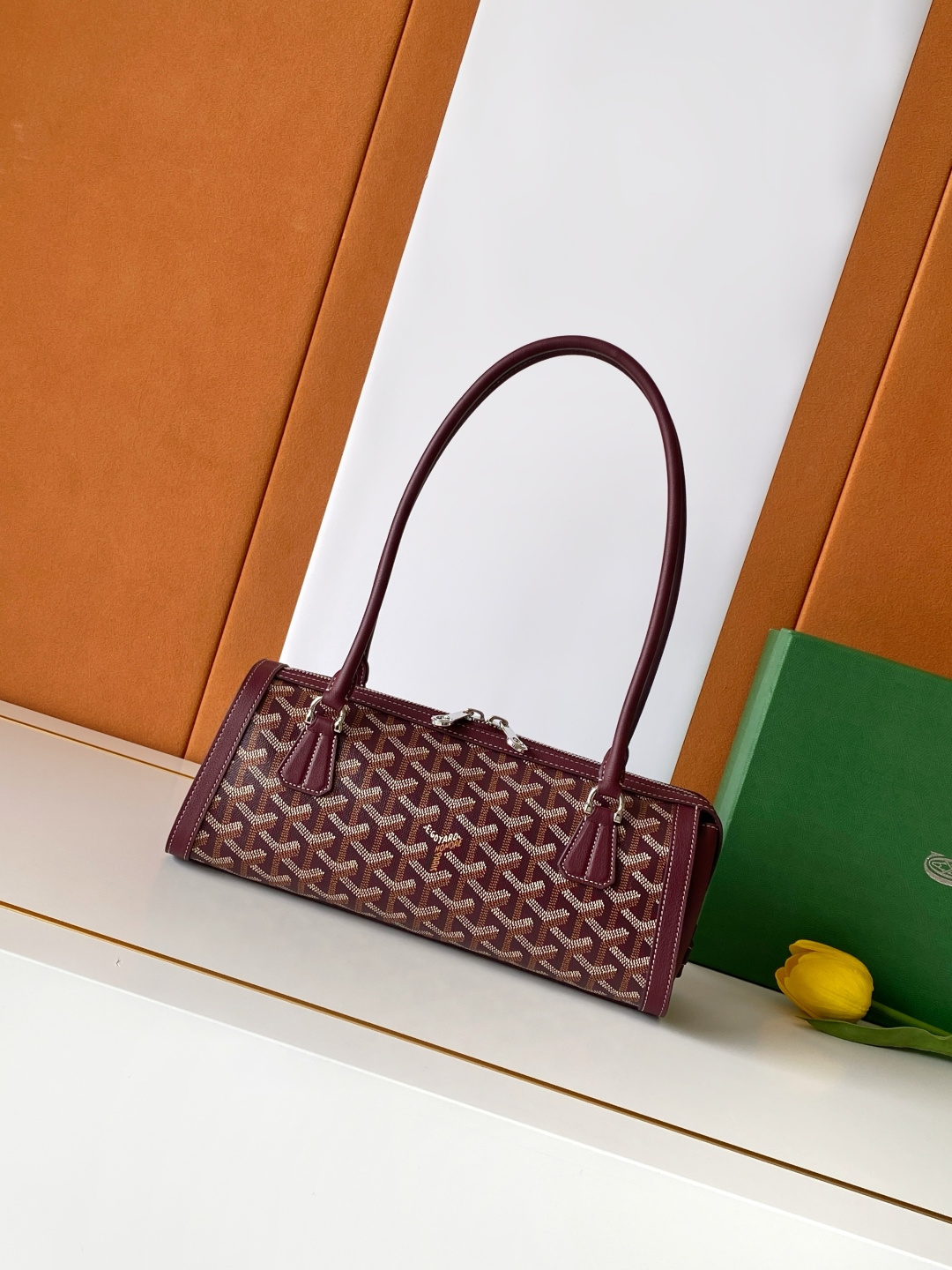 Goyard BONBONNIERE 包袋兼具低调又张扬的特质 其醒目的梯形廓形与贴合手型的修长皮革提手相得益彰
