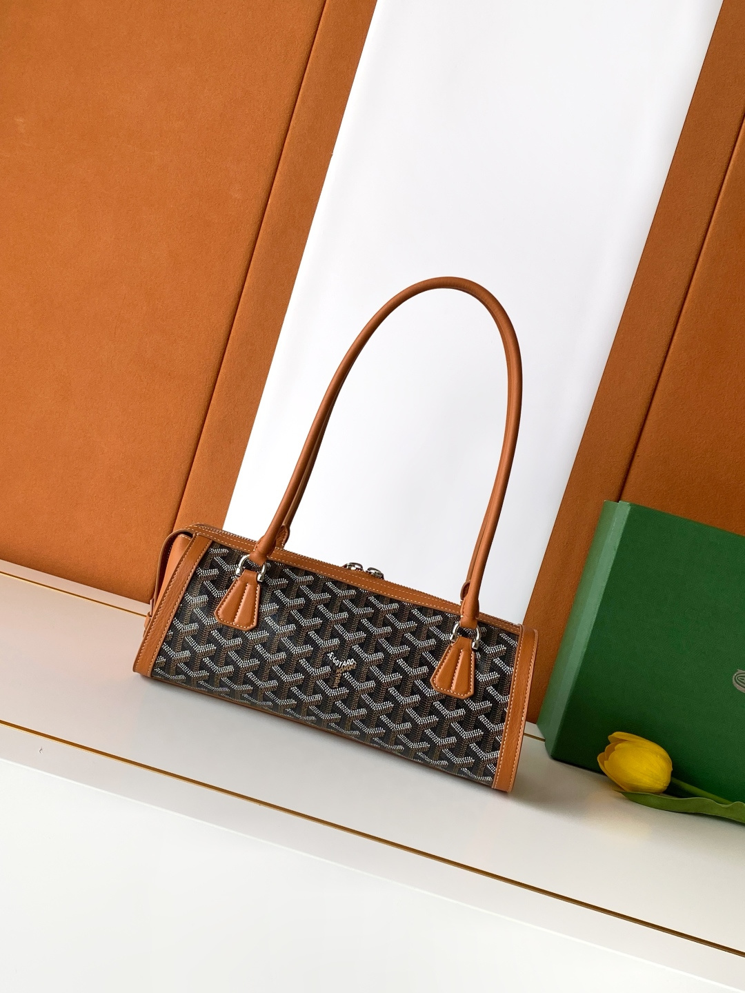Goyard BONBONNIERE 包袋兼具低调又张扬的特质 其醒目的梯形廓形与贴合手型的修长皮革提手相得益彰