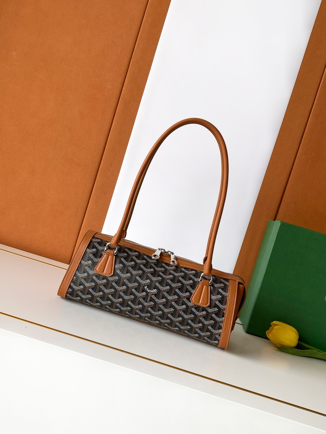 Goyard BONBONNIERE 包袋兼具低调又张扬的特质 其醒目的梯形廓形与贴合手型的修长皮革提手相得益彰