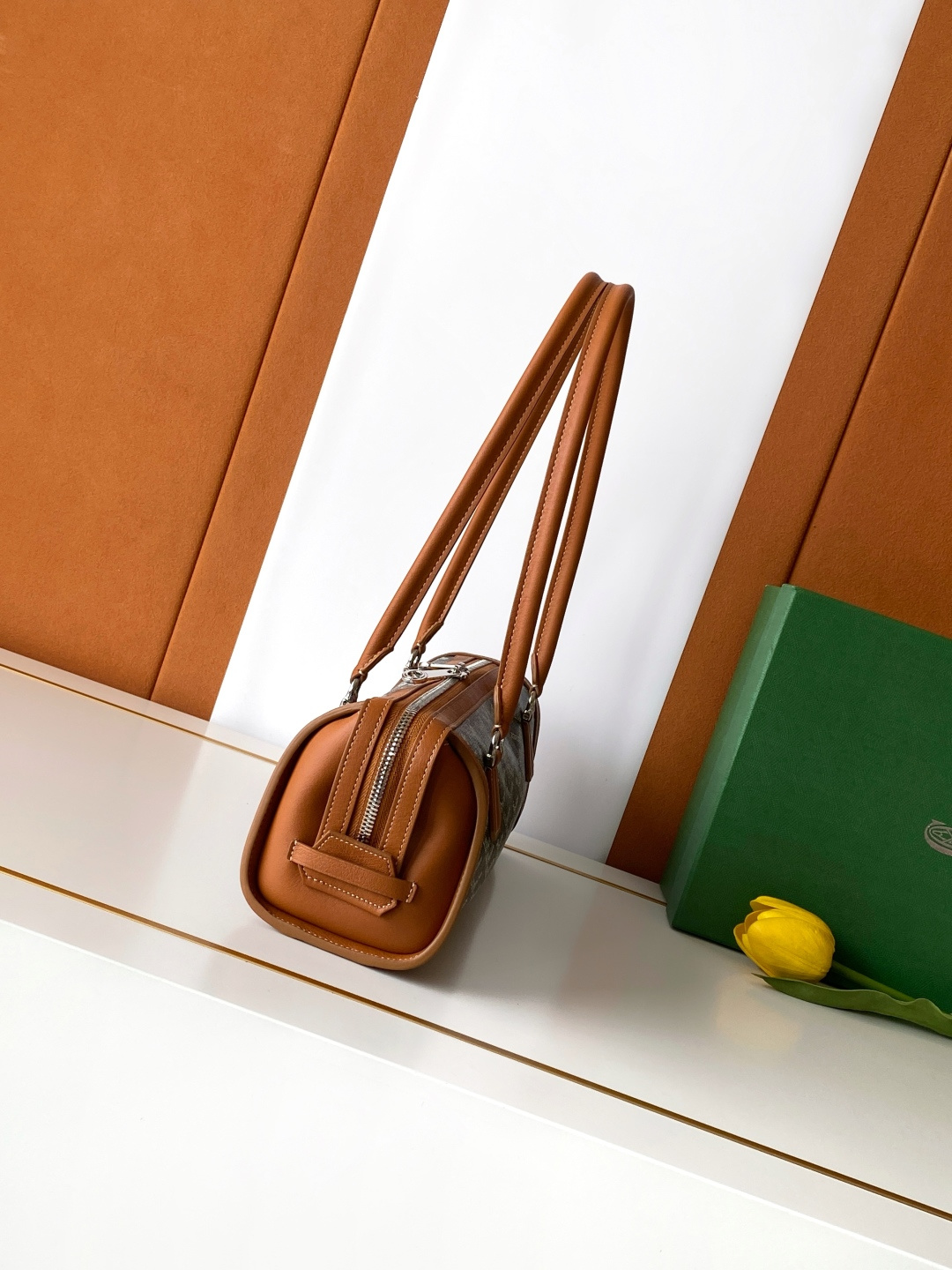 Goyard BONBONNIERE 包袋兼具低调又张扬的特质 其醒目的梯形廓形与贴合手型的修长皮革提手相得益彰