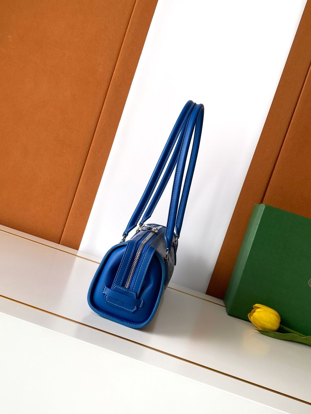 Goyard BONBONNIERE 包袋兼具低调又张扬的特质 其醒目的梯形廓形与贴合手型的修长皮革提手相得益彰