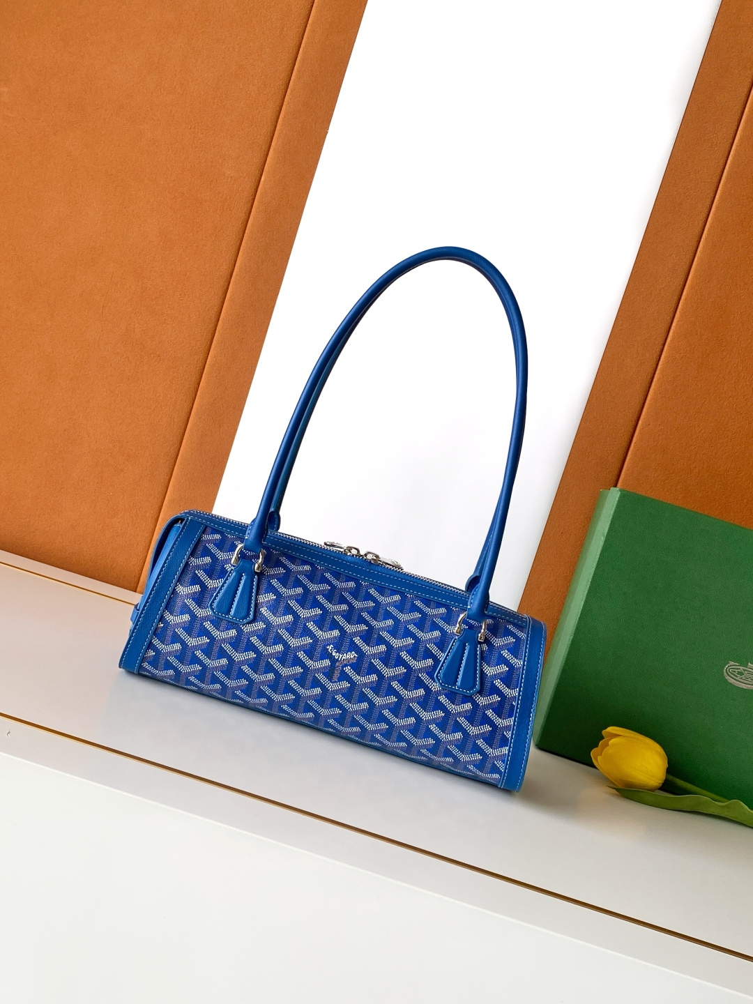Goyard BONBONNIERE 包袋兼具低调又张扬的特质 其醒目的梯形廓形与贴合手型的修长皮革提手相得益彰