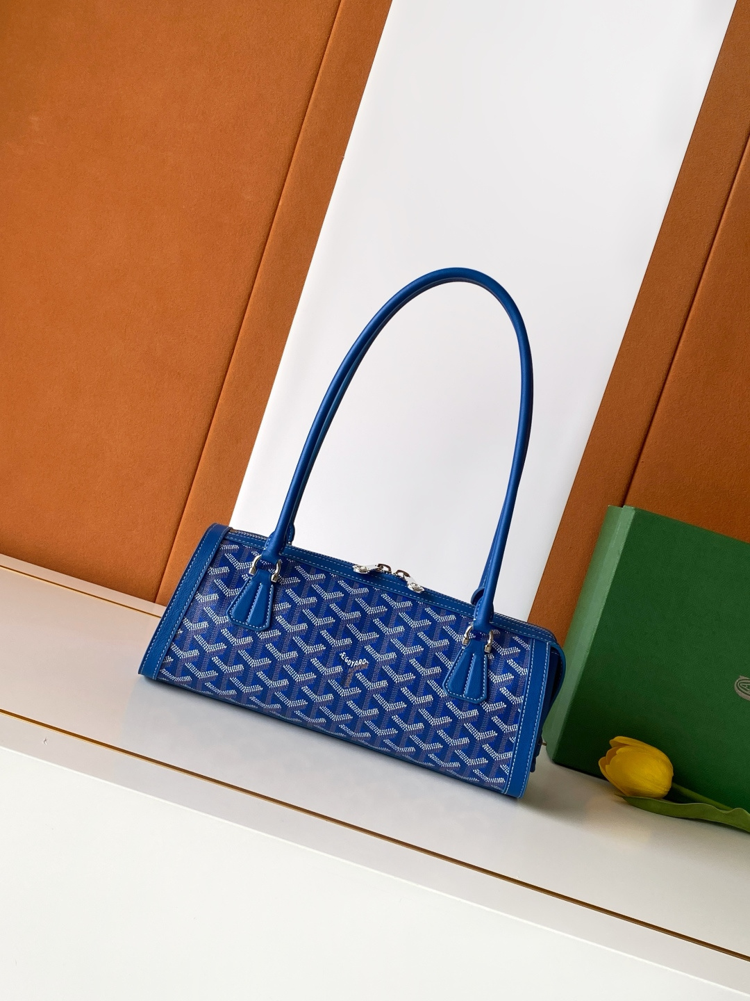 Goyard BONBONNIERE 包袋兼具低调又张扬的特质 其醒目的梯形廓形与贴合手型的修长皮革提手相得益彰