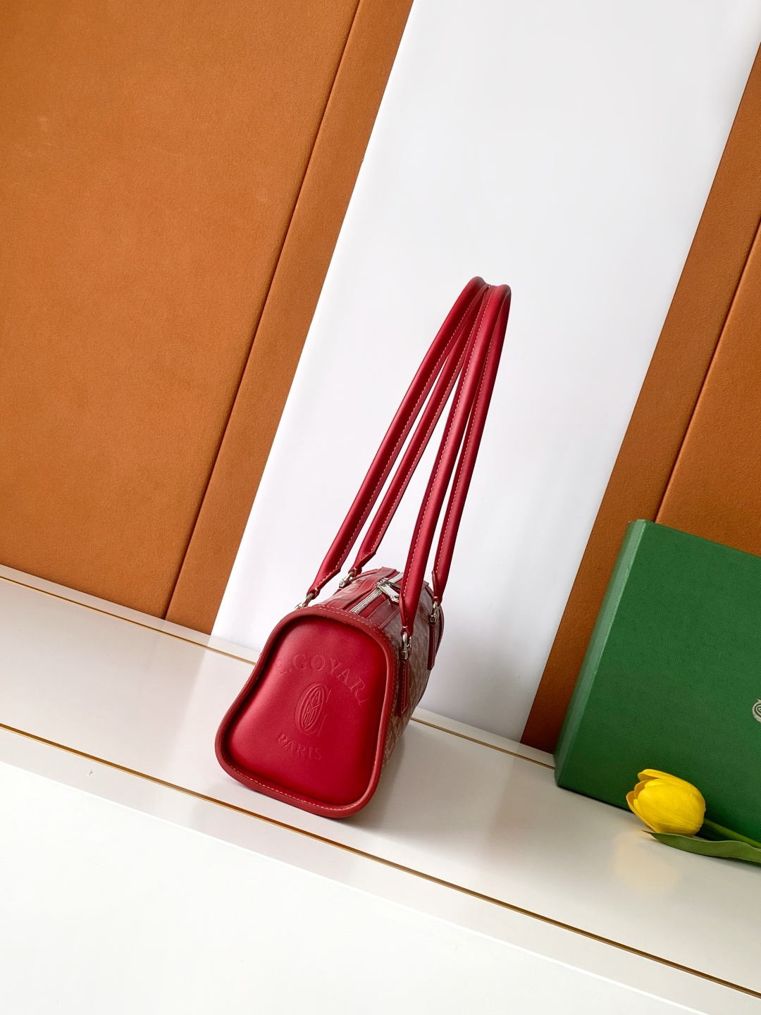 Goyard BONBONNIERE 包袋兼具低调又张扬的特质 其醒目的梯形廓形与贴合手型的修长皮革提手相得益彰