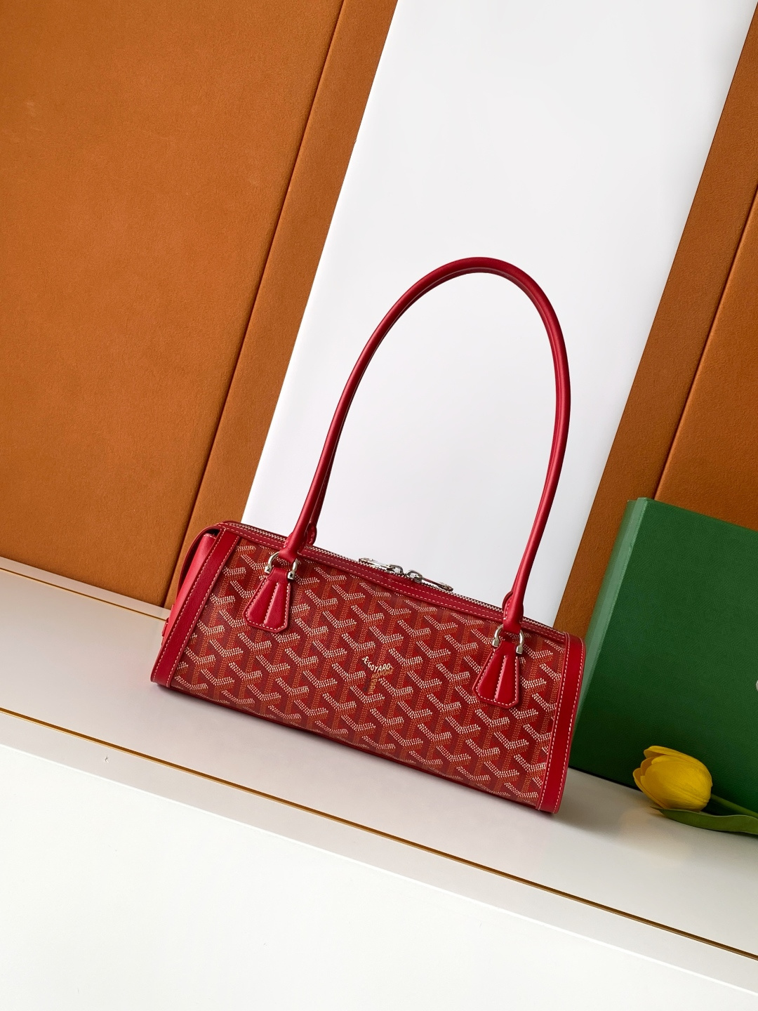Goyard BONBONNIERE 包袋兼具低调又张扬的特质 其醒目的梯形廓形与贴合手型的修长皮革提手相得益彰