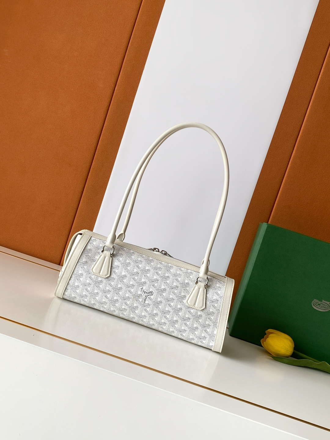 Goyard BONBONNIERE 包袋兼具低调又张扬的特质 其醒目的梯形廓形与贴合手型的修长皮革提手相得益彰