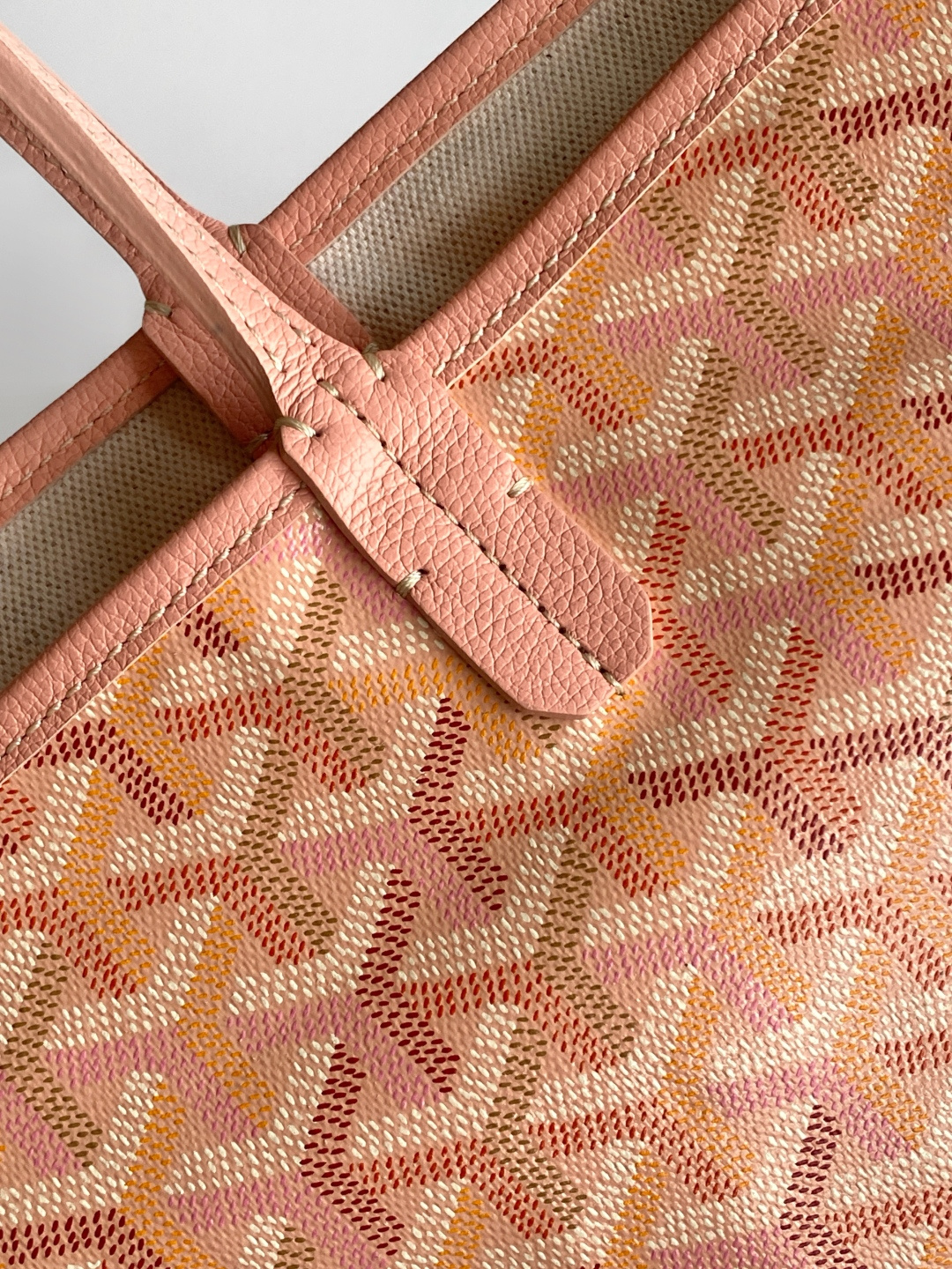 Goyard 这款2026年限量版SAINT LOUIS大号包袋 采用限定四季炫彩GOYARDINE帆布打造